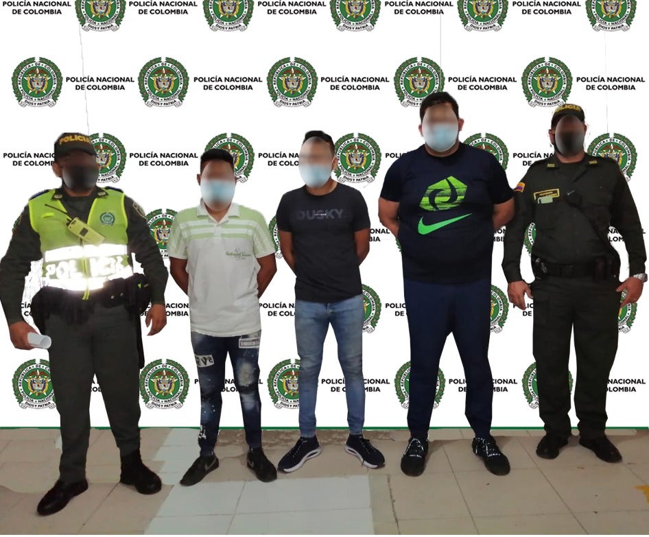 Iban a bordo de una vehículo de alta gama, color blanco, marca Toyota GLX