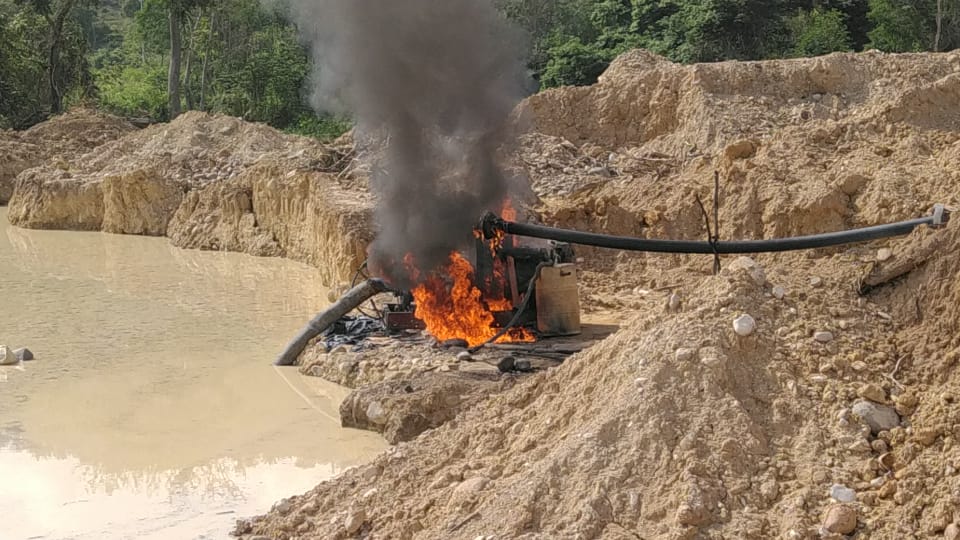 Destruyen maquinaria utilizada para extracción ilícita de oro en el sur de Bolívar