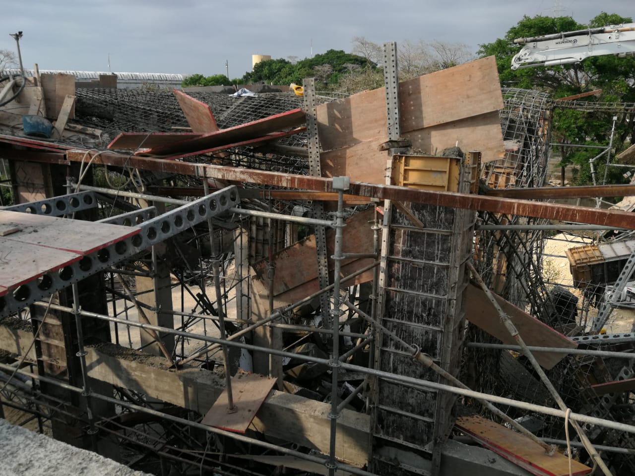 Desplome de una placa de una construcción de Cartagena deja a dos personas con heridas leves