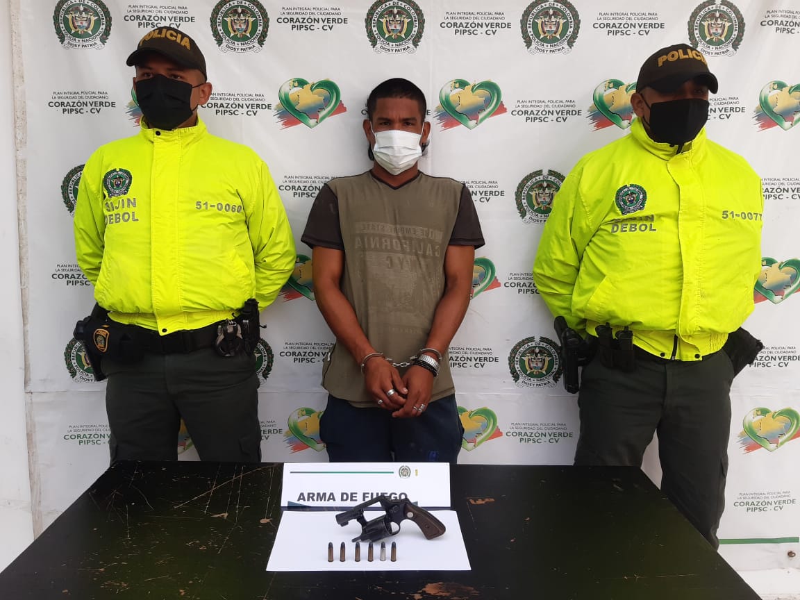 Fue sorprendido con un revólver Marca Smith & Wesson calibre 32 con 6 cartuchos