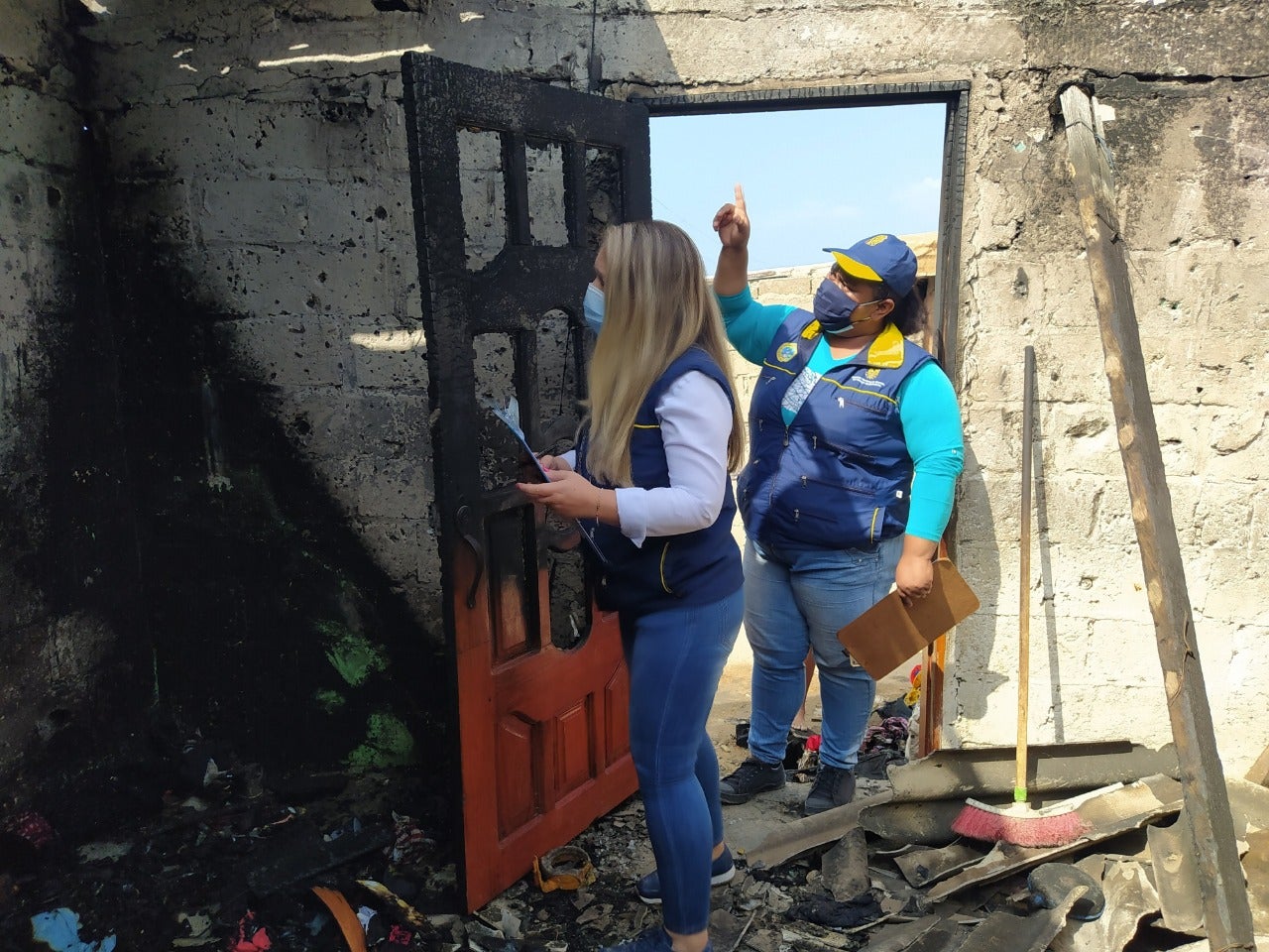 La entidad entregó kits de aseo, mercados y otros implementos a las familias afectadas