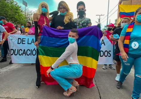 Influencer que se volvió viral por marchar en tacones.