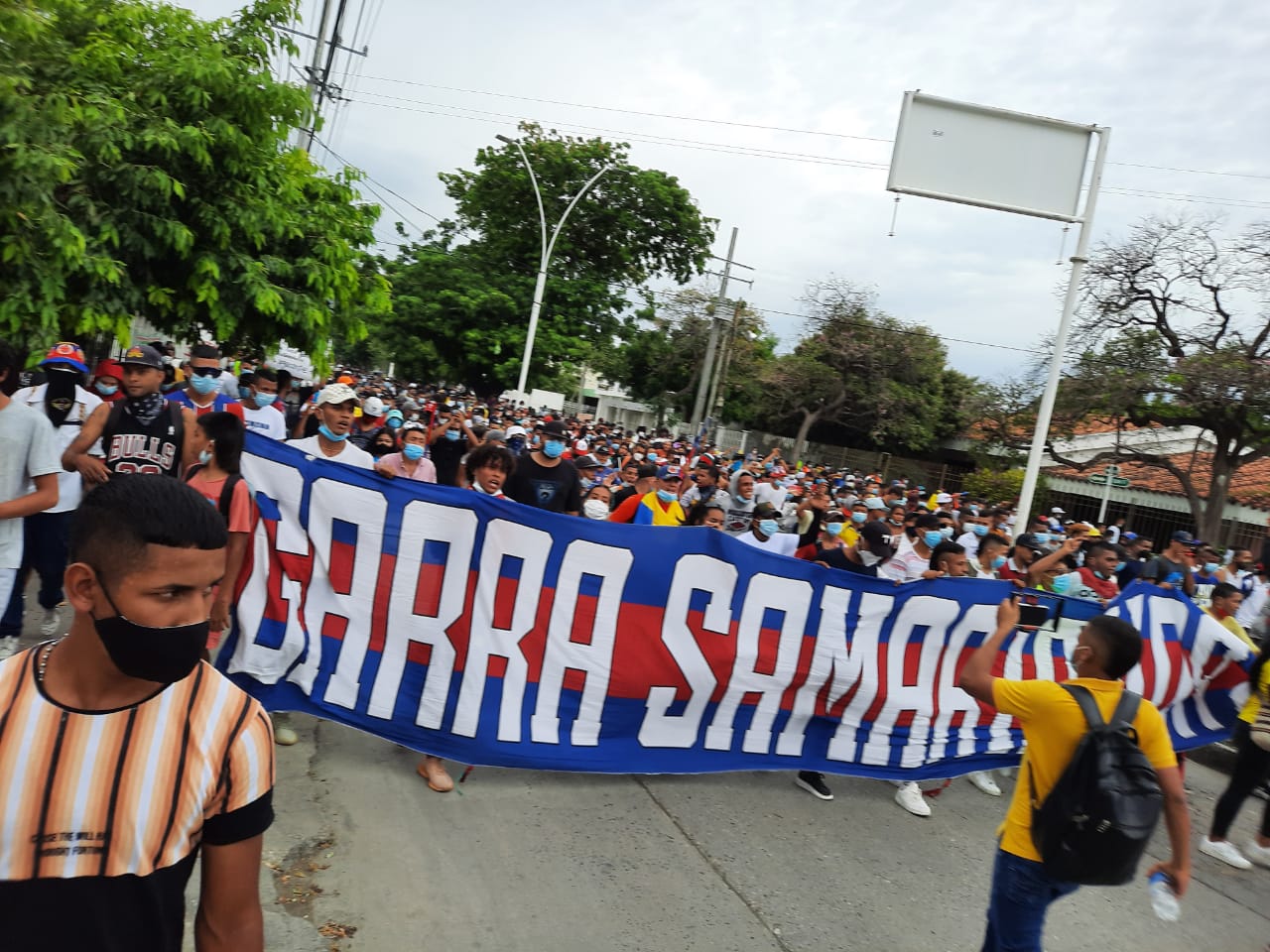 Si se puede marchar de manera pacifica, marcharon al lado de las autoridades