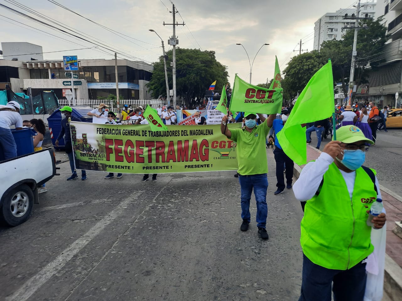 Gremios, educadores, gobierno departamental salieron a marchar a las calles