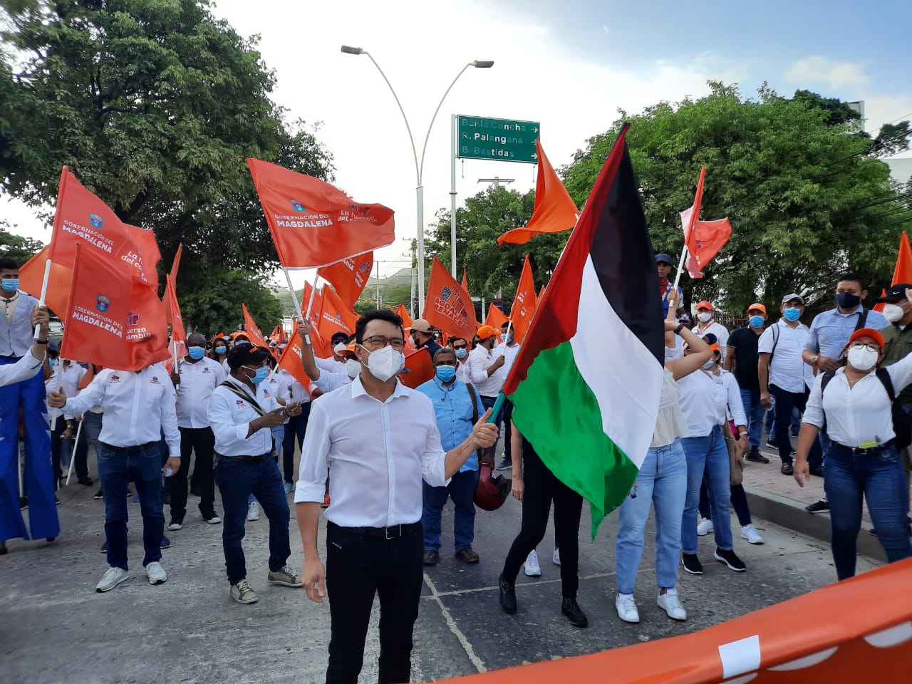 El gobernador Carlos Caicedo tomó la bandera de Palestina para mostrar su apoyo a una nación de donde es descendiente