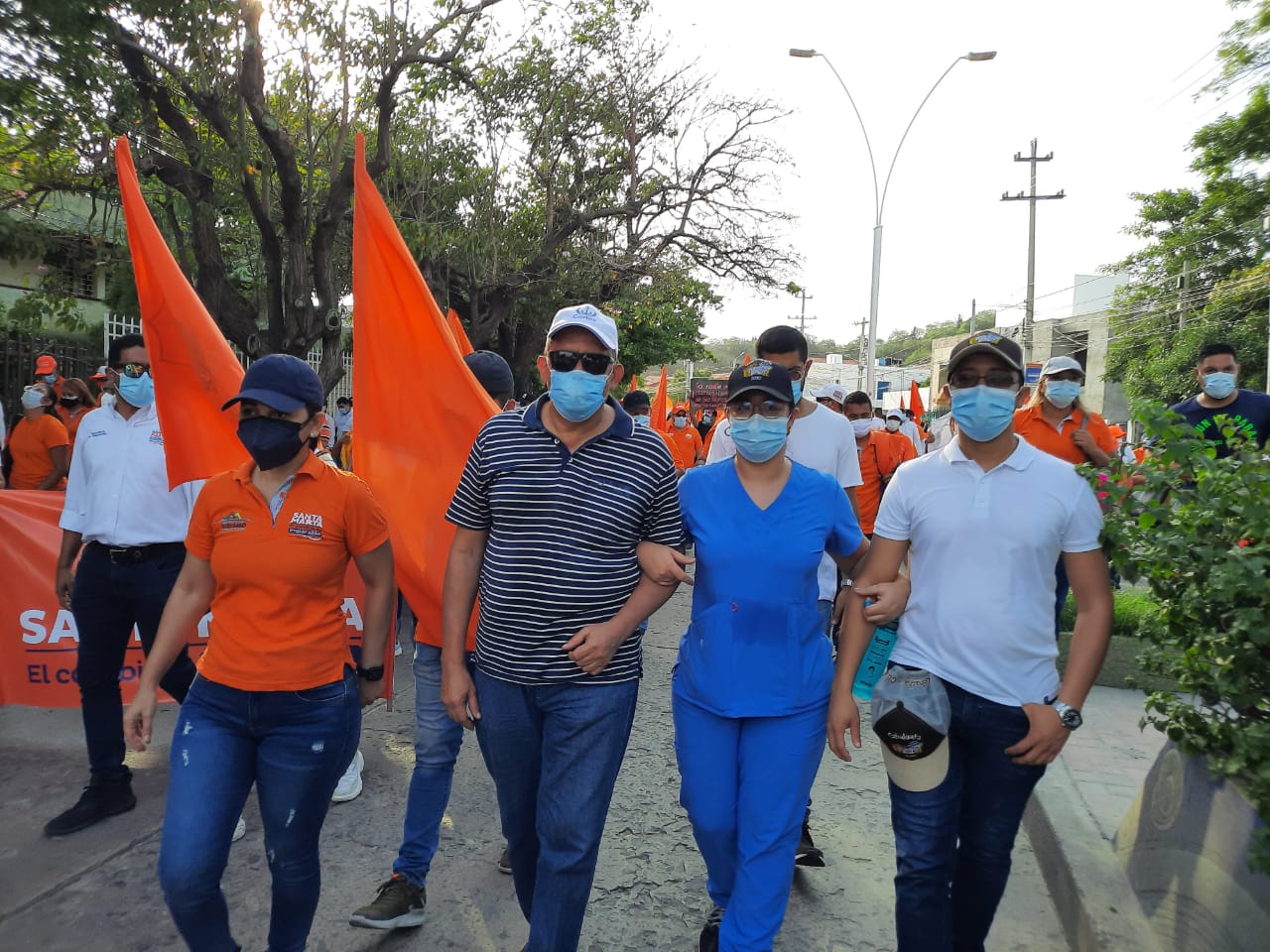Los médicos y trabajadores de la salud se unieron a esta manifestación pacífica