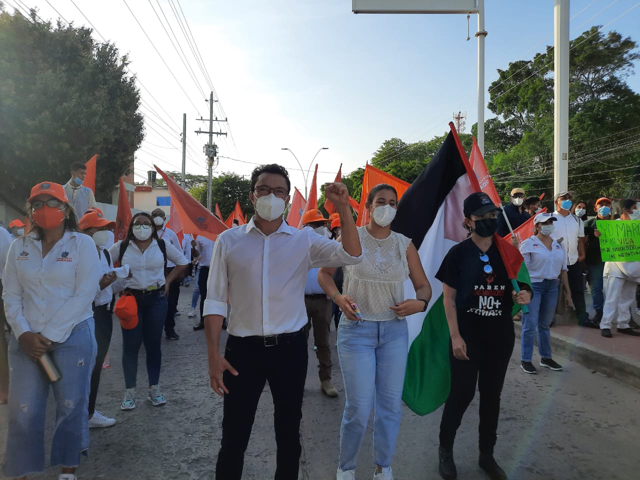 el gobernador junto a su familia, marcharon varios kilómetros para mostrar su apoyo al paro nacional