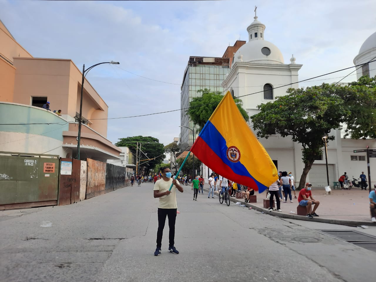 Jóvenes con banderas de Colombia pretendían calmar la alteración del orden público