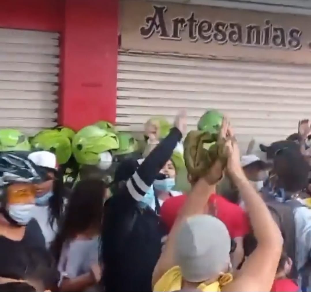 Los hechos se dieron cuando vándalos intentaban agredir a los uniformados para tomarse la zona comercial.