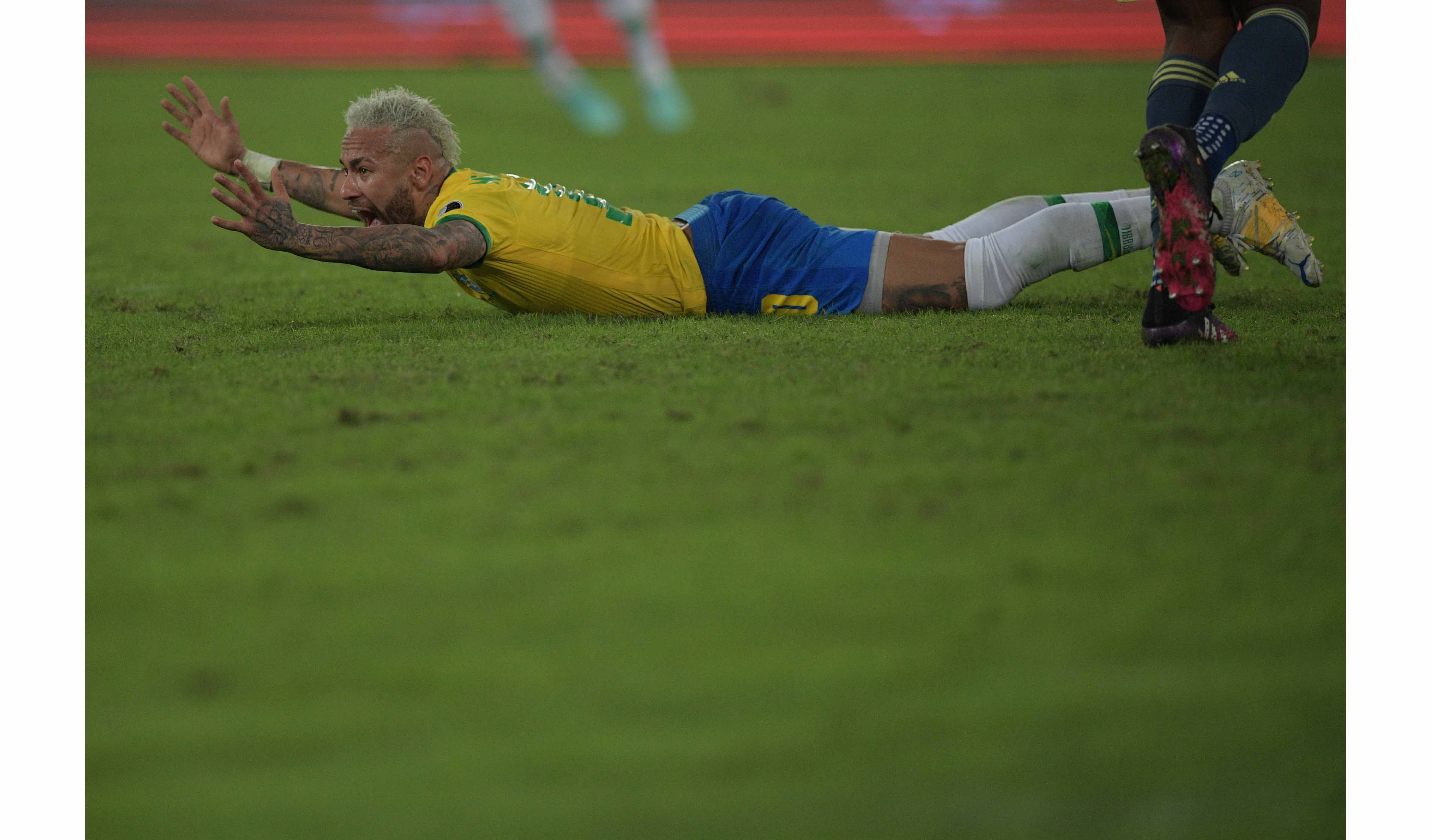 Neymar, su risita, burla y celebración del robo ante Colombia