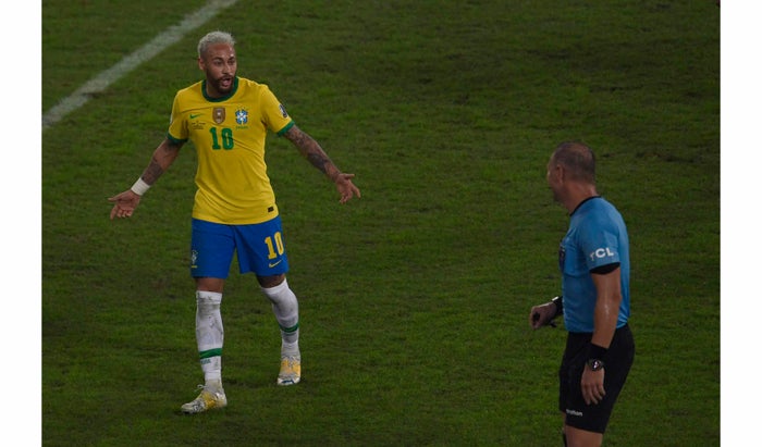 Neymar, su risita, burla y celebración del robo ante Colombia