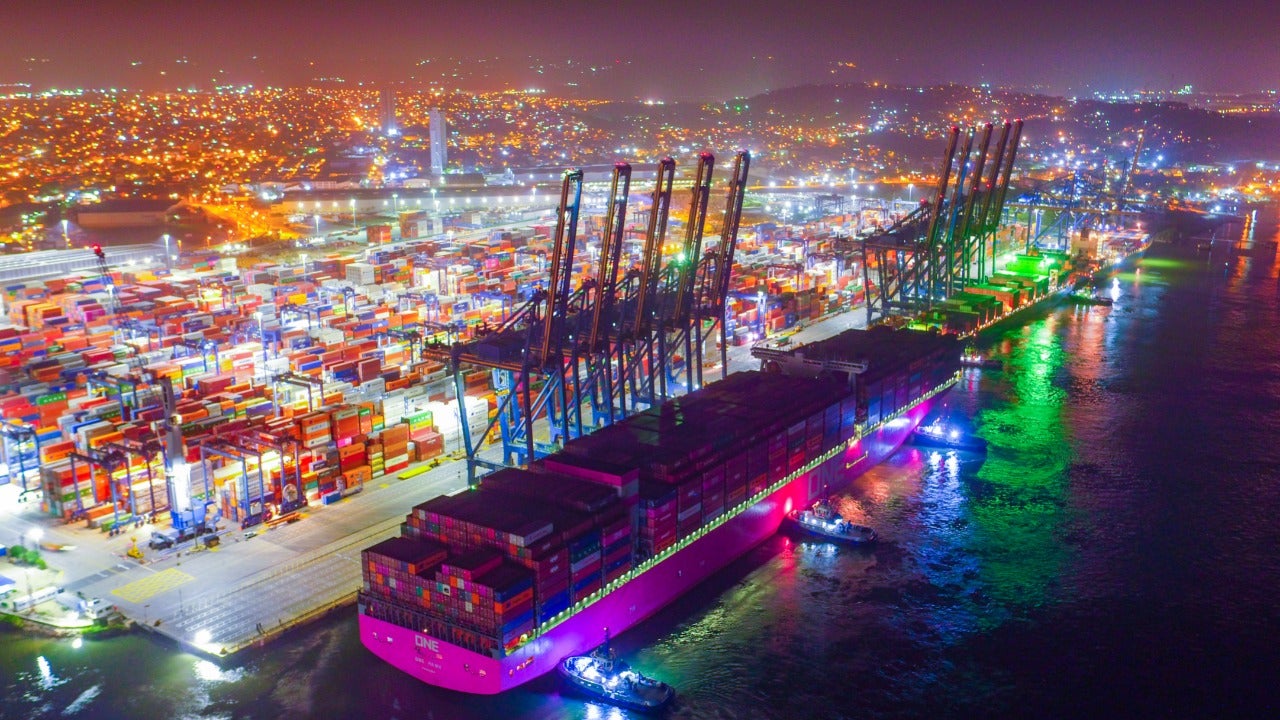 Es uno de los buques portacontenedores más grandes que han arribado a Cartagena