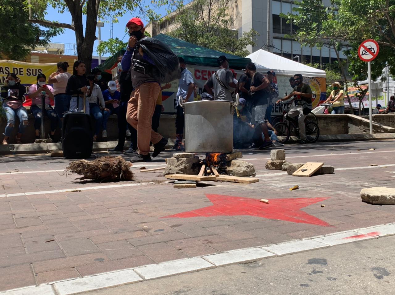 Habitantes del barrio Rebolo realizaron Olla Comunitaria frente a alcaldía.