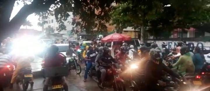 Bajo un fuerte aguacero ciudadanos realizaron plantones