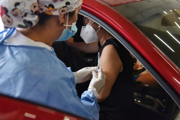 Personal recibiendo el biológico en el vehículo