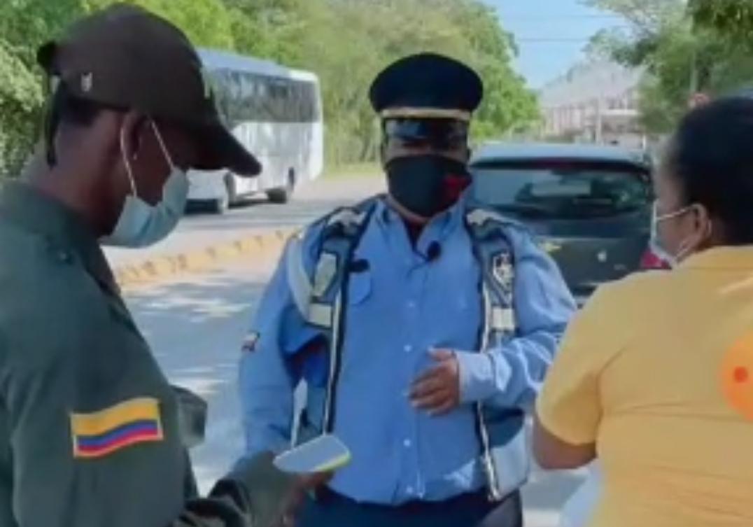 Capturan a influencer sorprendido en un falso puesto de control y utilizando uniformes de la Policía Nacional