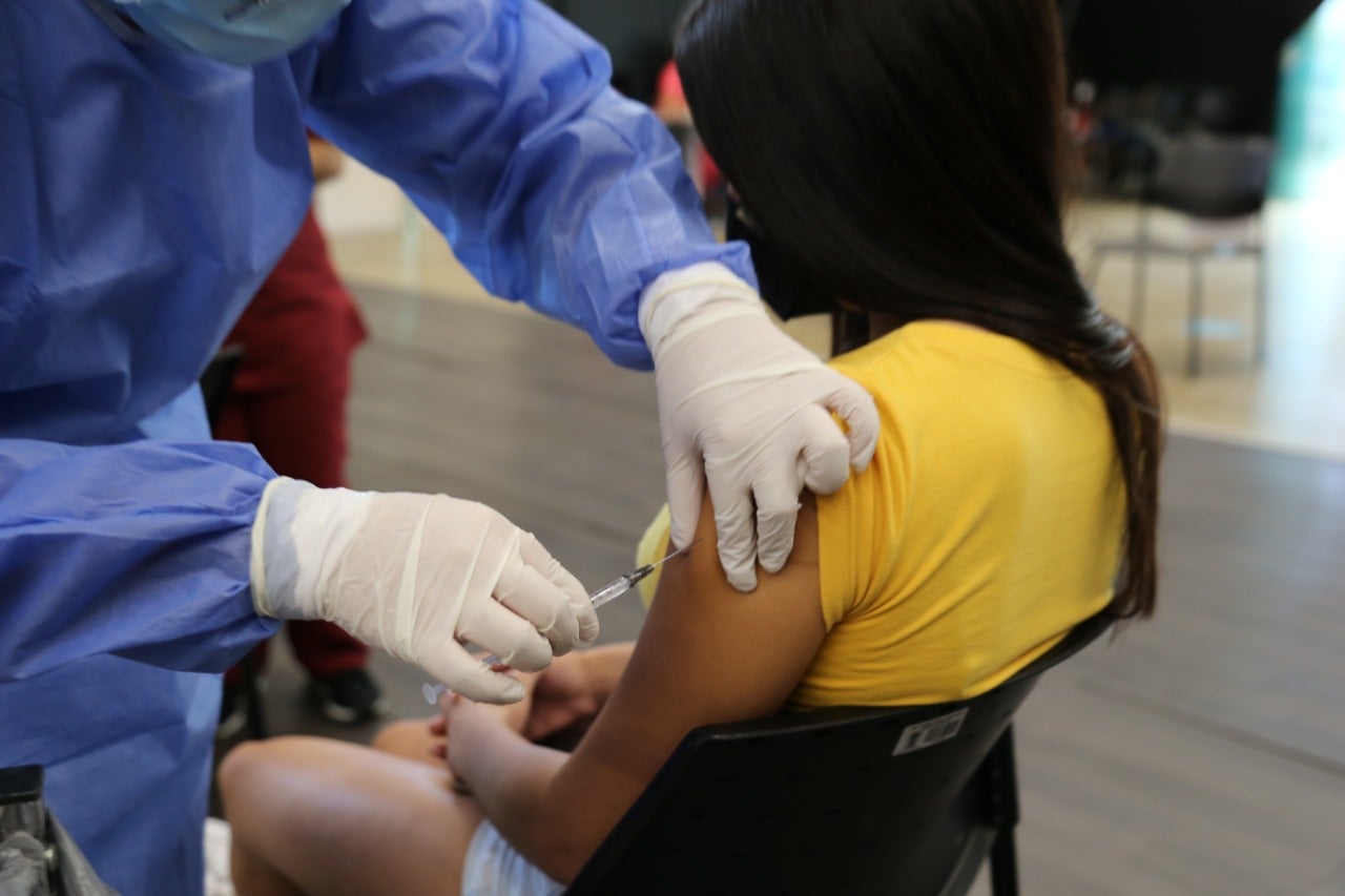 Vacuna a persona joven.