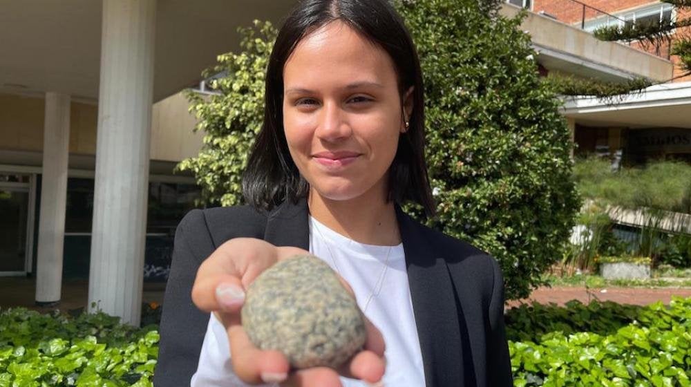 Le regaló una piedra al presidente Iván Duque