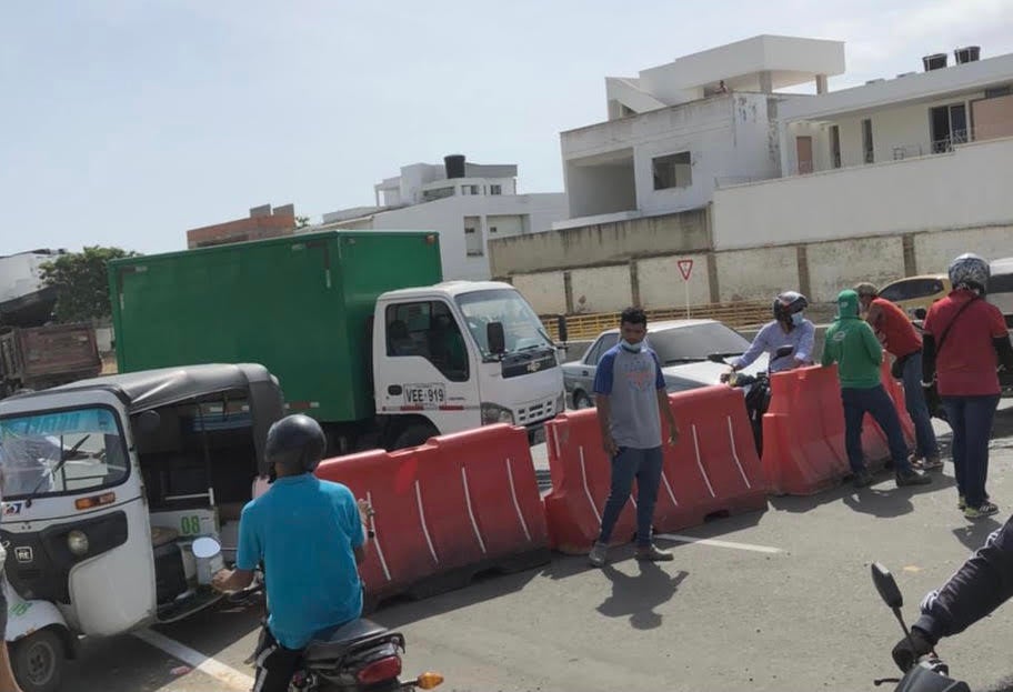 Bloqueo de mototaxis en Puerto Colombia.
