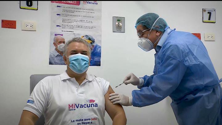 MinSalud, aplica segunda dosis de vacuna covid al Presidente Iván Duque