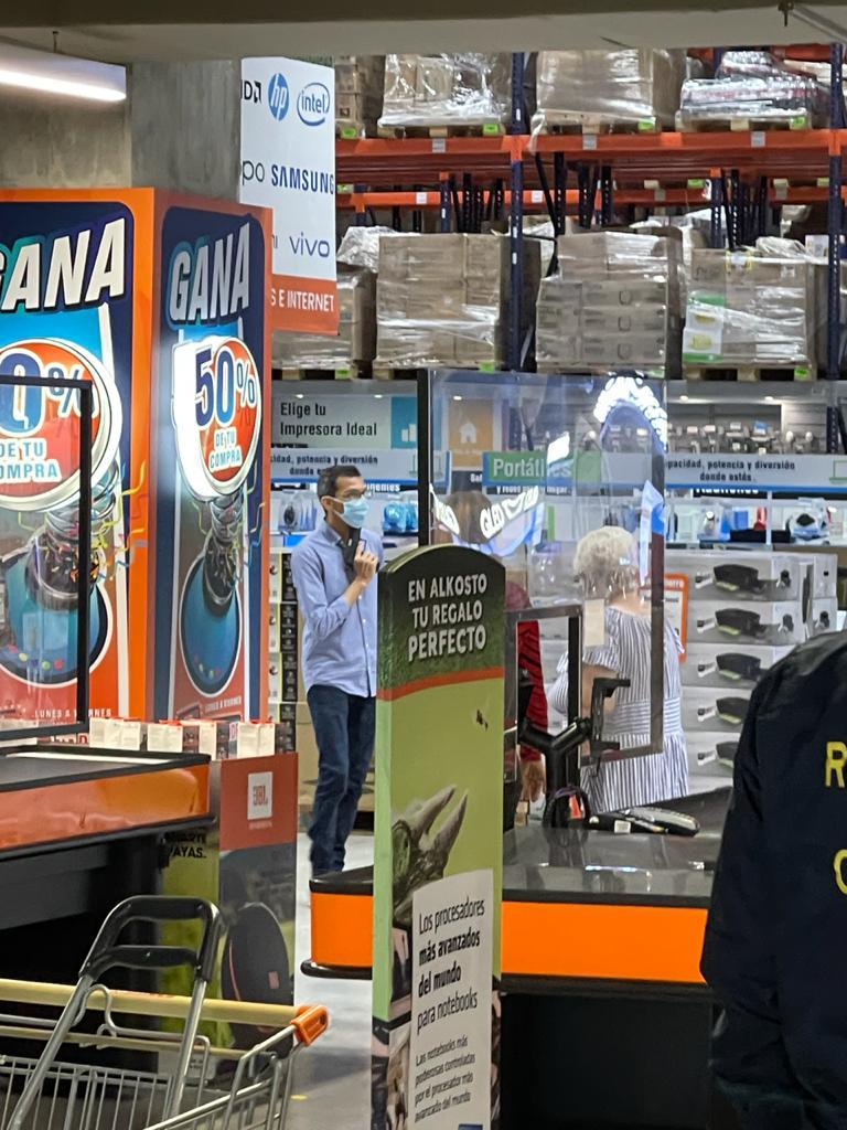 Hombre armado en Alkosto