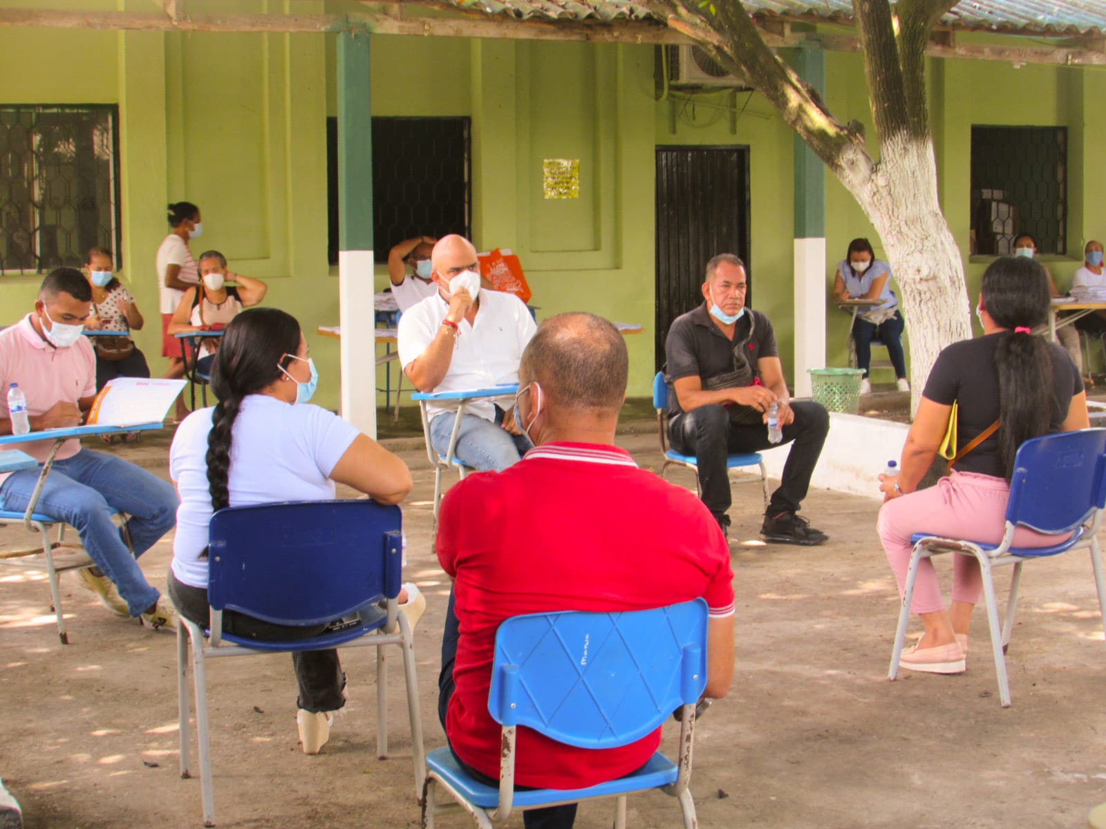 En la reunión estuvieron además padres de familiar y cuerpo docente