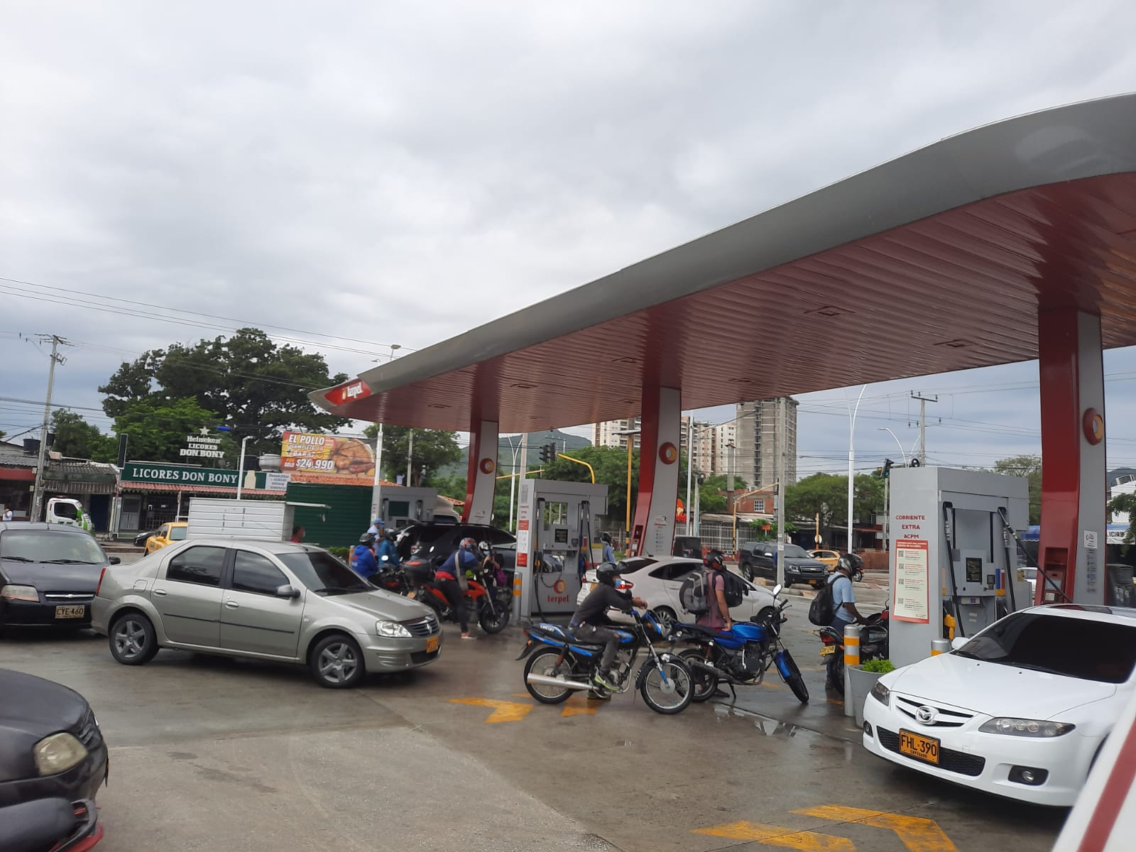 Conductores de Santa Marta, buscan aprovisionarse de combustible