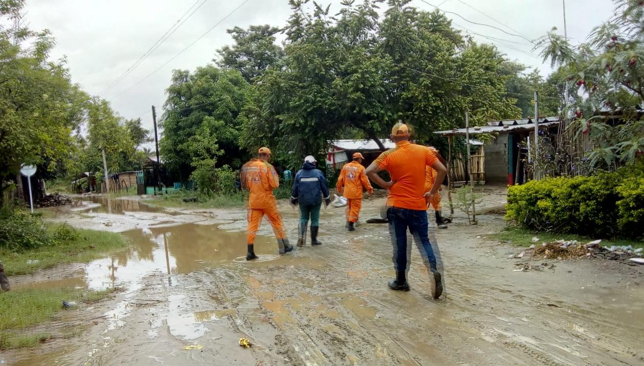 Miembros de la Defensa Civil en zona de afectación
