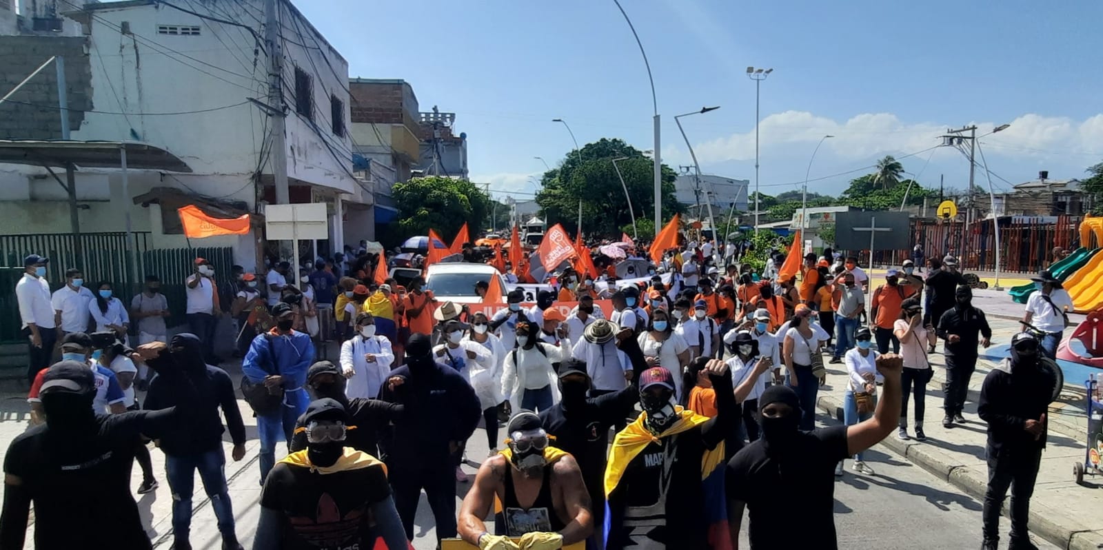 Cientos de personas marcharon para protestar por amenazas al gobernador del Magdalena