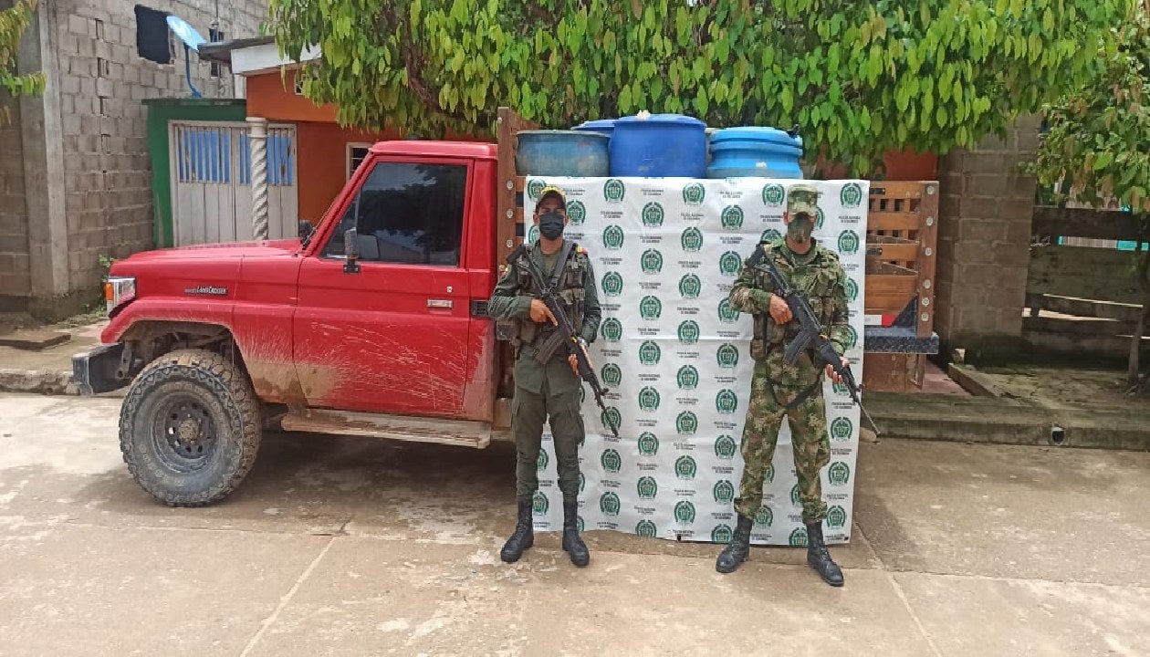 8 canecas que contenían en su interior un total de 440 galones de gasolina