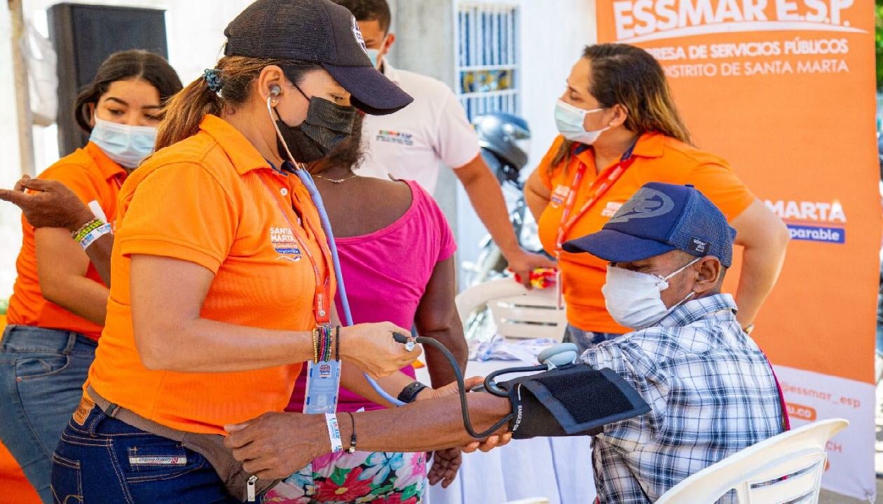 Essmar llevó a cabo la instalación de dos reflectores de 200 vatios y 150 metros de líneas