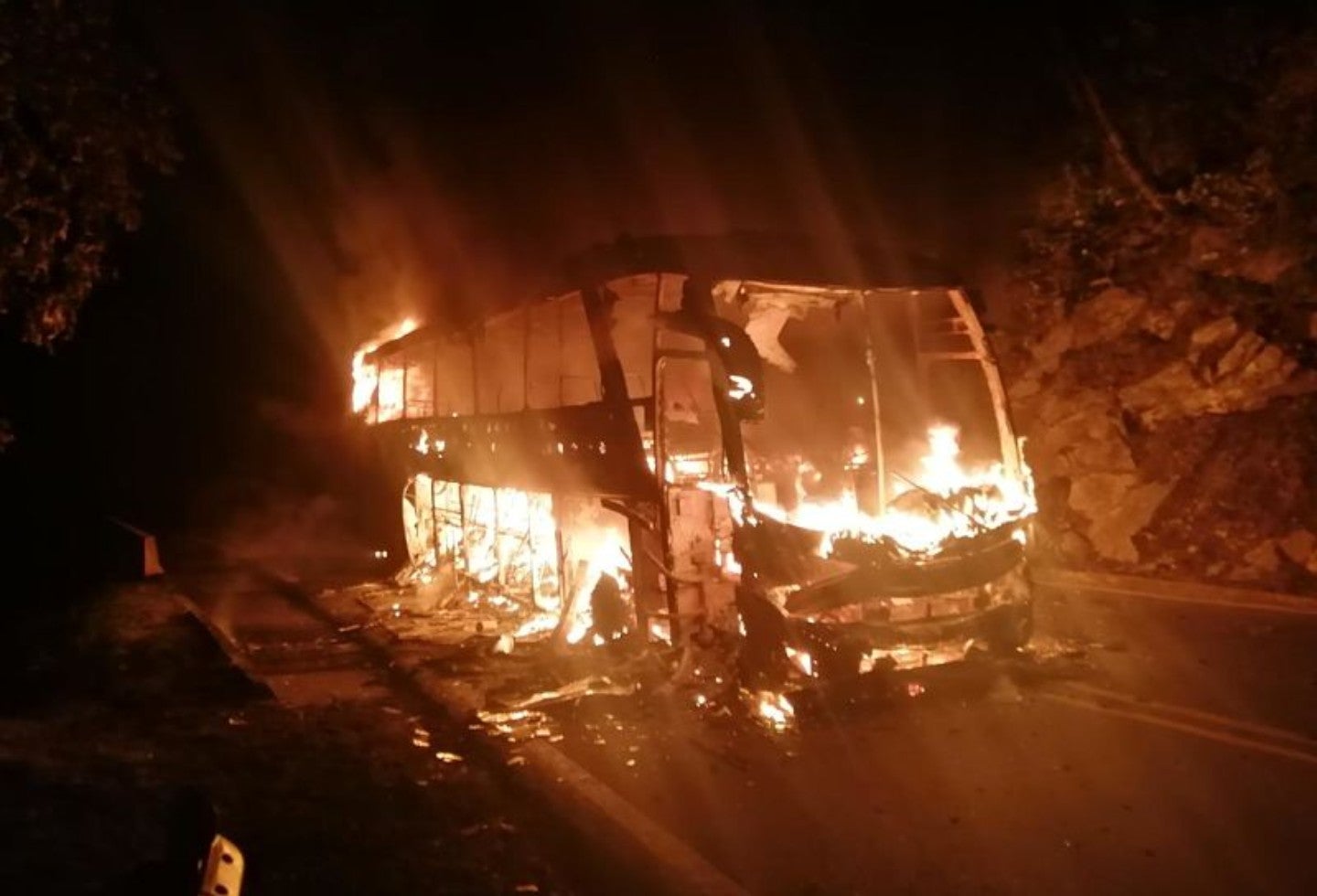 El conductor y los pasajeros resultaron ilesos, Pero el vehículo de servicios públicos quedó totalmente destruido