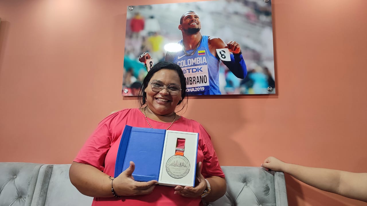 Miladys Zambrano en la sala de su casa.