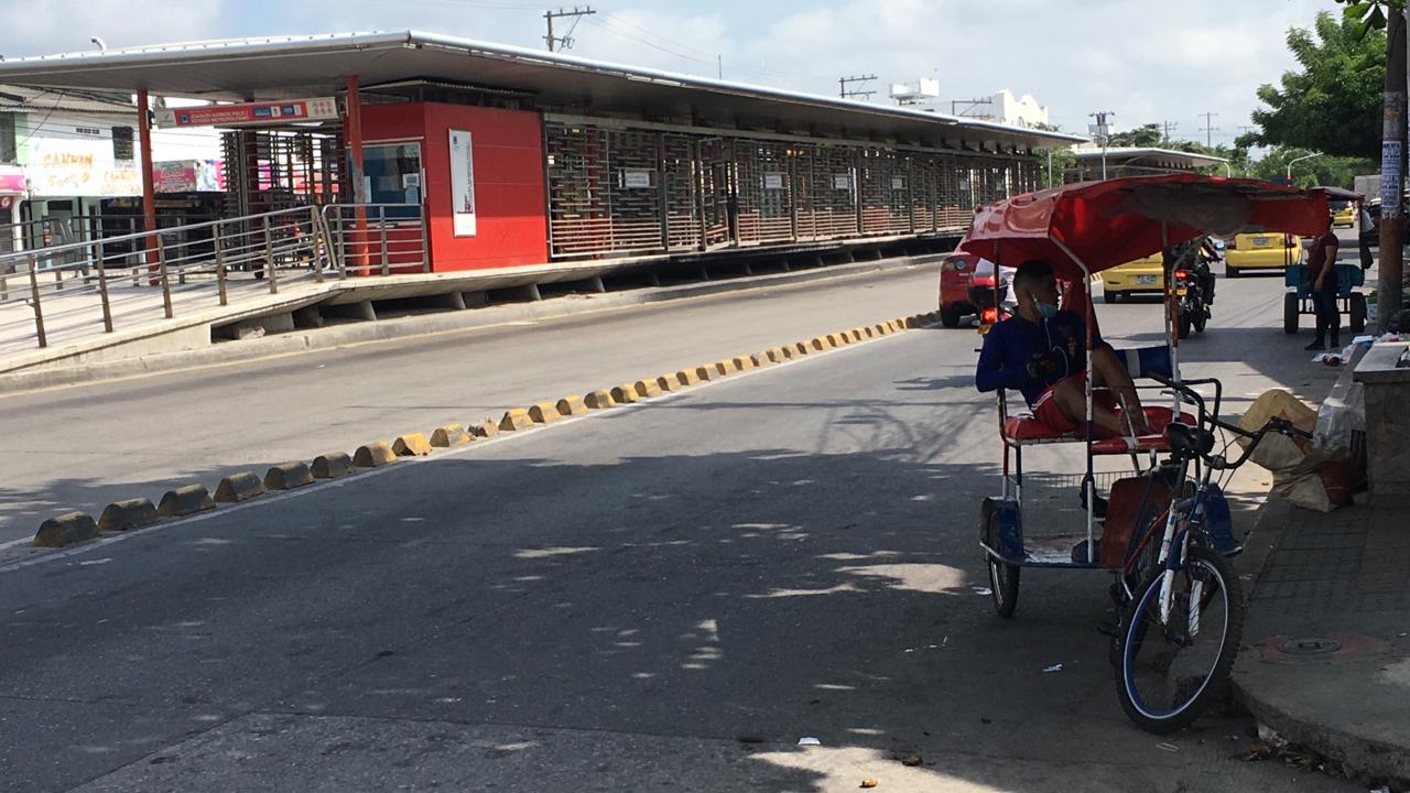 Estaciones de Transmetro cerradas con mototaxistas afuera.