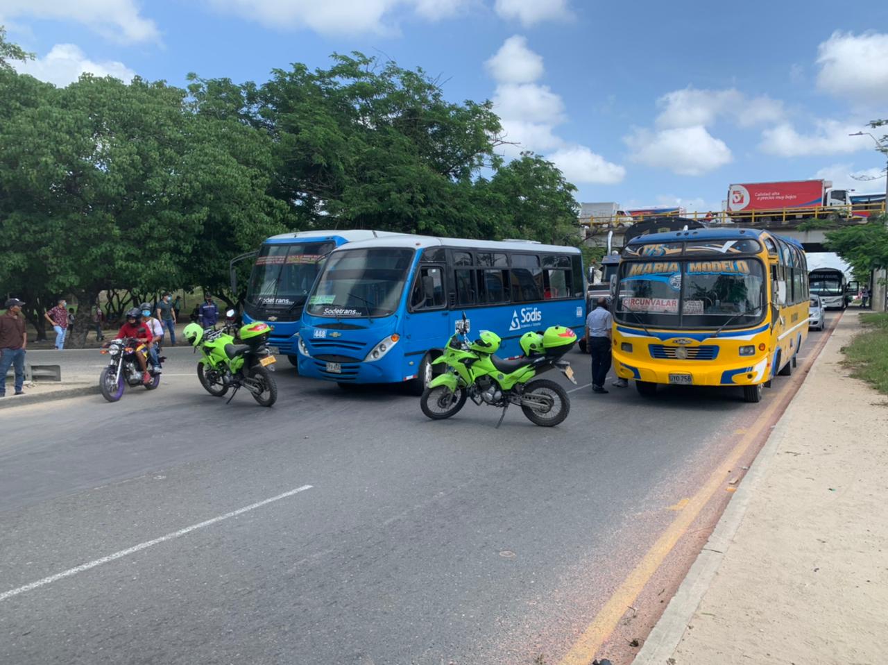 Buseteros levantan bloqueos Barranquilla tras acuerdos con autoridades