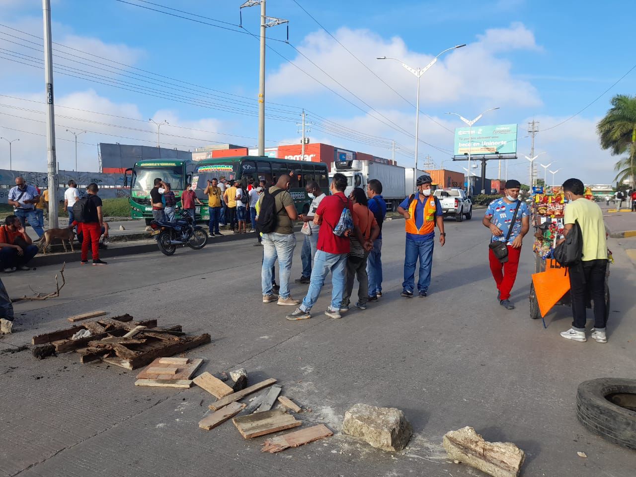 Continúan los bloqueos en vías de Barranquilla y su área metropolitana por conductores que solicitan garantías de seguridad