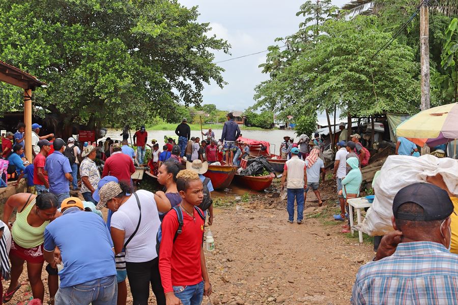 El agua comenzó a inundar en el perímetro urbano