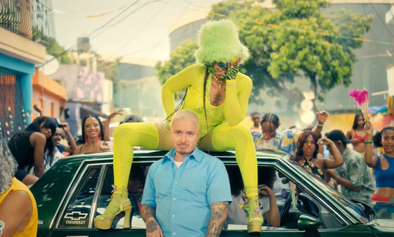 J Balvin en el video oficial de 'Perra'