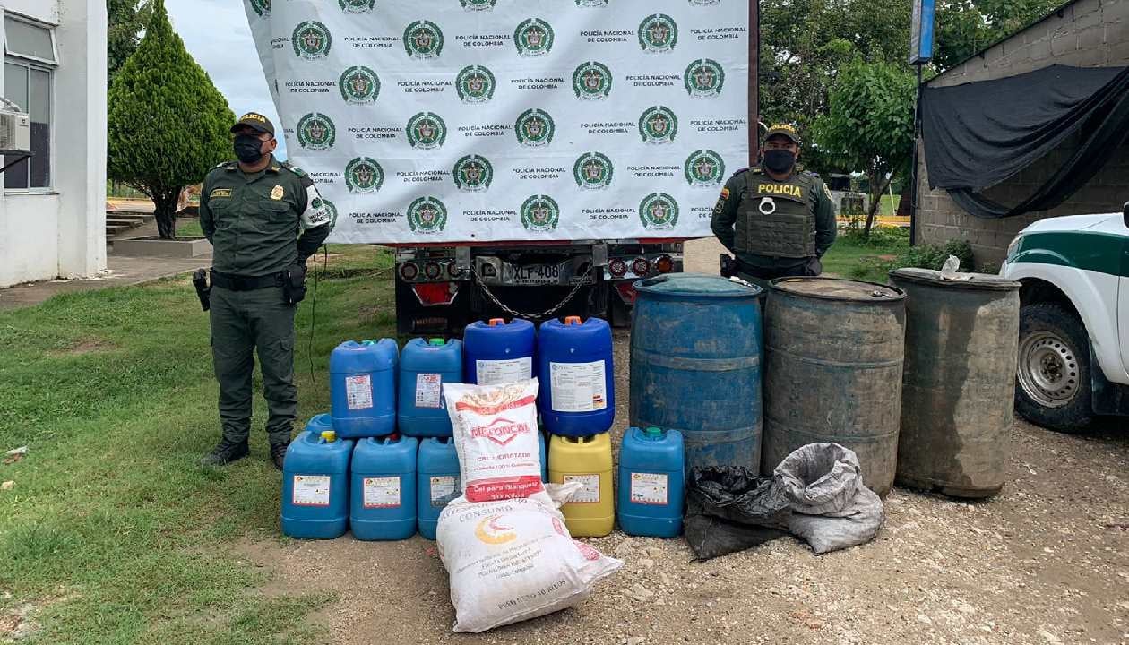 Camión tipo estacas de servicio público marca International de placa JXL 408