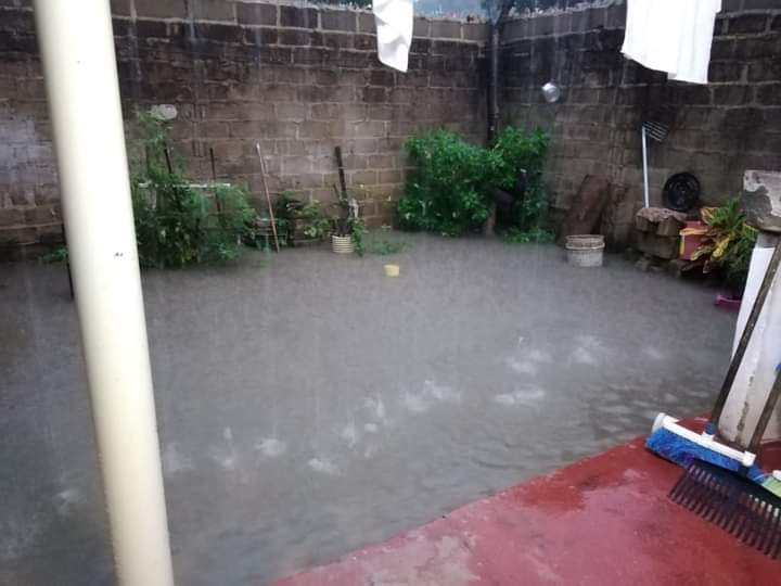 Más de 70 casas de inundaron por el fuerte aguacero.