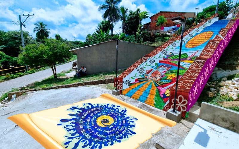 En el mural de las escaleras se destaca la tradición artesanal, en las vivencias y sueños de los usiacureños.