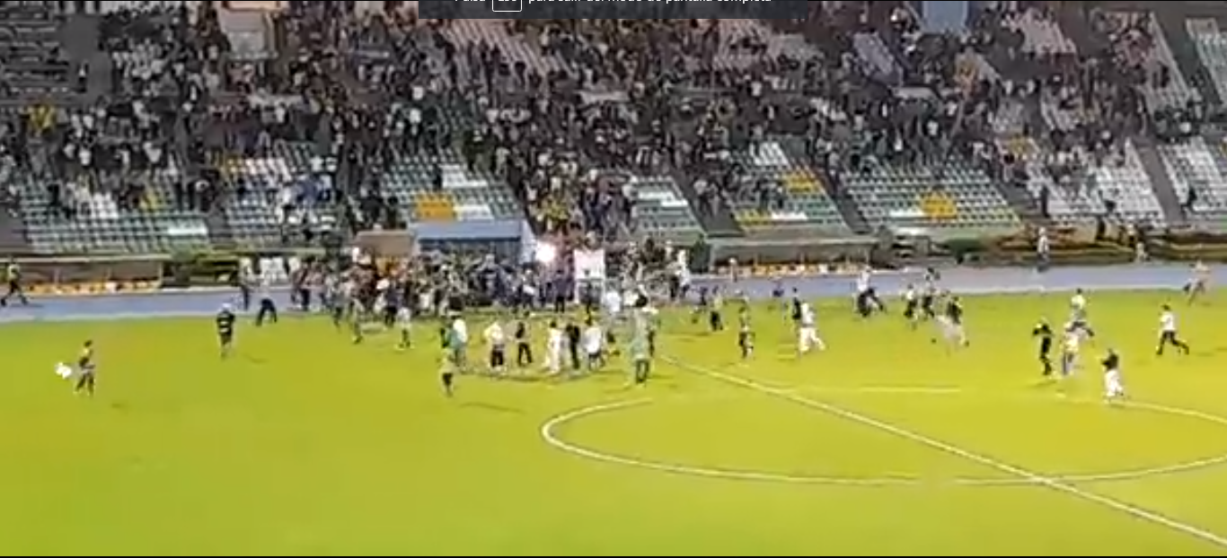 Hinchas invadieron cancha para agredir a Wilmar Roldán