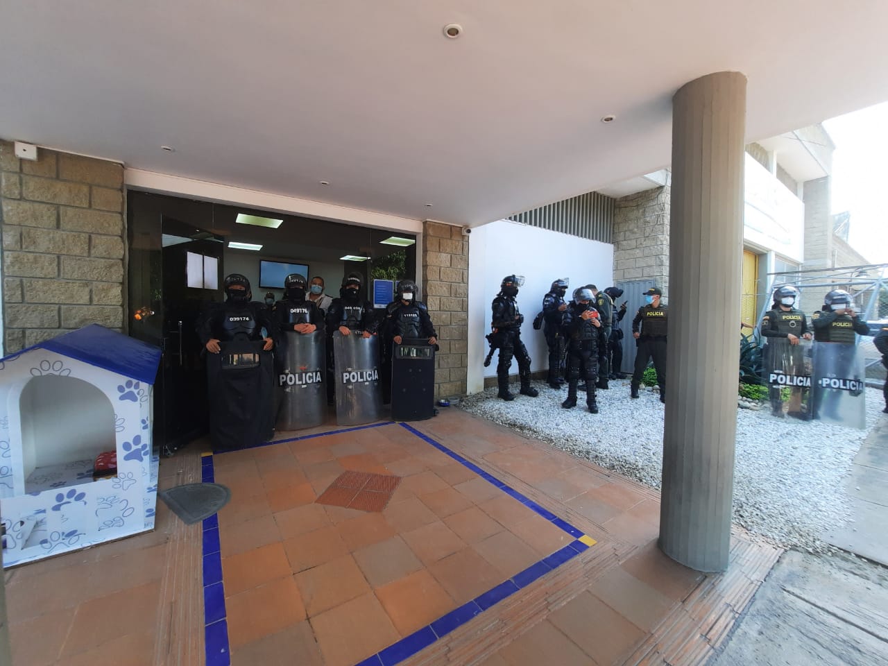 en medio de disturbios se ha presentado la intervención, que deja hasta el momento una persona herida