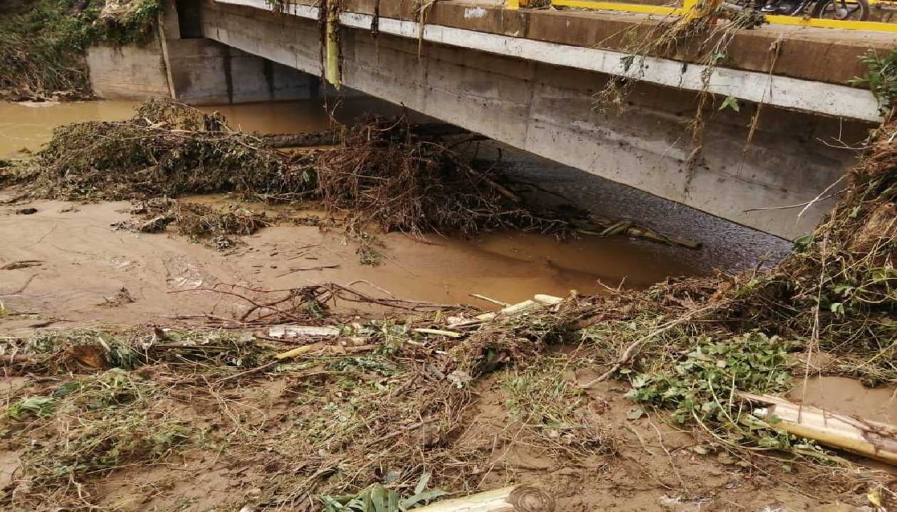 Agregó que las fuertes corrientes socavaron los taludes de puentes