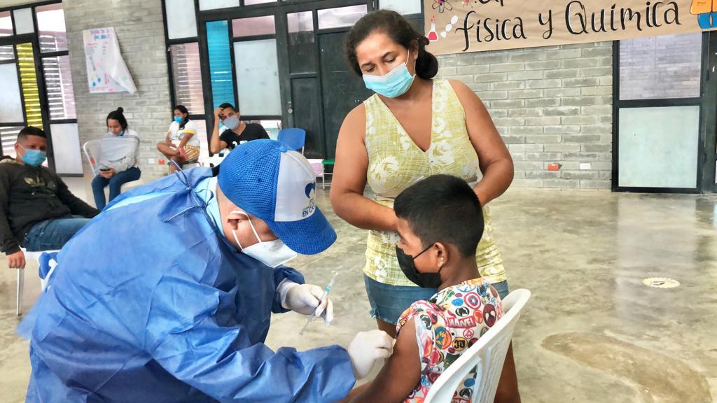 La jornada de vacunación se cumple en el estadio 18 de Junio