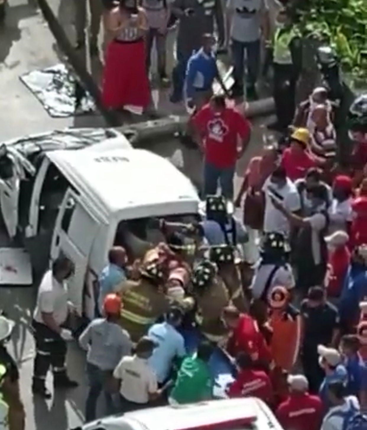 Hombre de 27 años resultó herido tras caerle un poste de energía en su cabeza