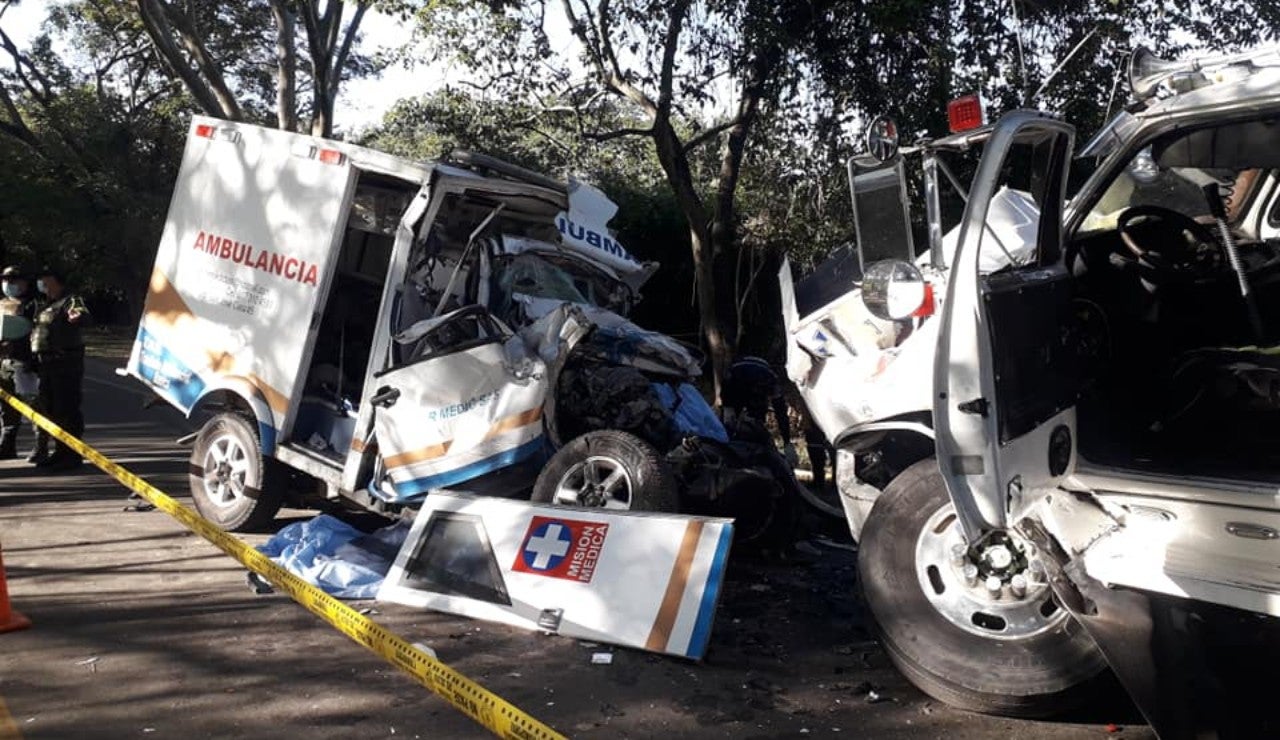 De acuerdo con el reporte de la Policía de Tránsito en el Cesar, el siniestro se presentó al momento de que la ambulancia colisionó con un camión.
