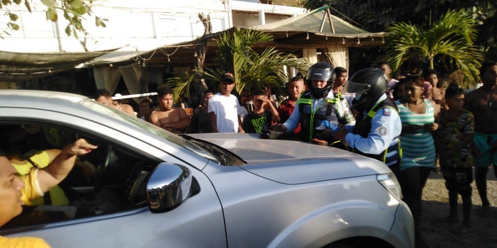 La mamá de Enrique Vives quiso evadir a las autoridades al fugarse con la camioneta