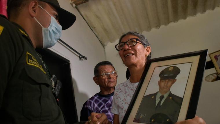 "No queremos que siga ejerciendo como miembro de la Fuerza Pública": madre de patrullero liberado por disidencias