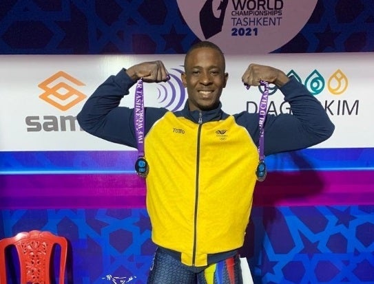 Lesman Paredes, levantamiento de pesas.jpg